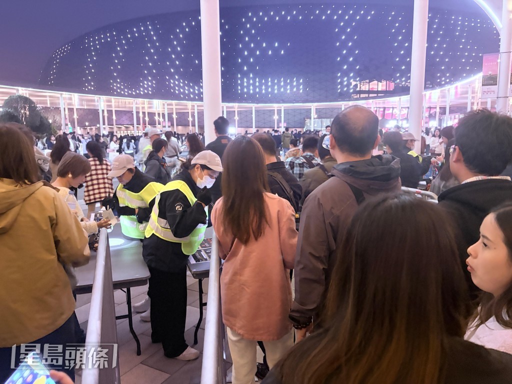 啟德外的粉絲等待入場。