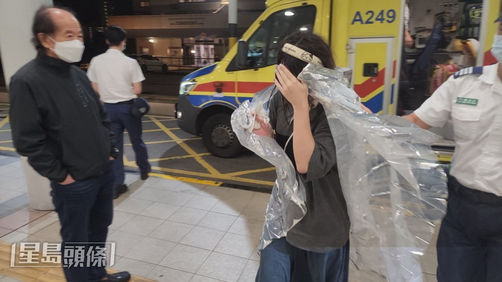 女事主由救護車送往瑪嘉烈醫院檢查。黎志偉攝 女事主由救護車送往瑪嘉烈醫院檢查。黎志偉攝