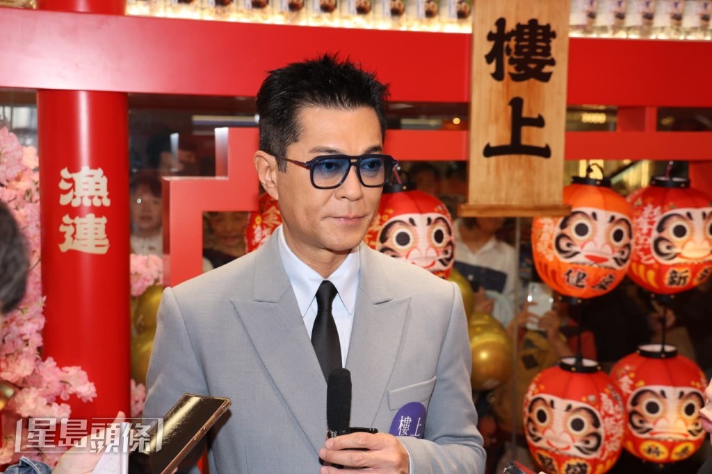 問到沖涼時唱那位歌手歌曲,古仔笑說:「唔鍾意邊個,就唱吓佢!」 問到沖涼時唱那位歌手歌曲,古仔笑說:「唔鍾意邊個,就唱吓佢!」