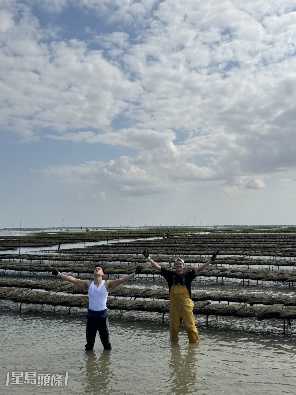 朱敏瀚和Tony親到蠔場撈蠔,朱敏瀚更大晒健碩身材。 朱敏瀚和Tony親到蠔場撈蠔,朱敏瀚更大晒健碩身材。