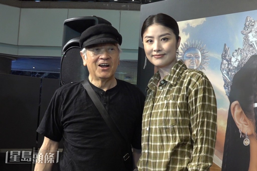 Paul哥與Kelly合照又閒聊幾句,並恭喜Kelly開騷。 Paul哥與Kelly合照又閒聊幾句,並恭喜Kelly開騷。