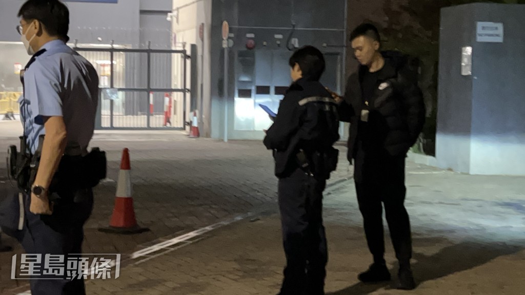 警員到場調查事件。蔡楚輝攝
