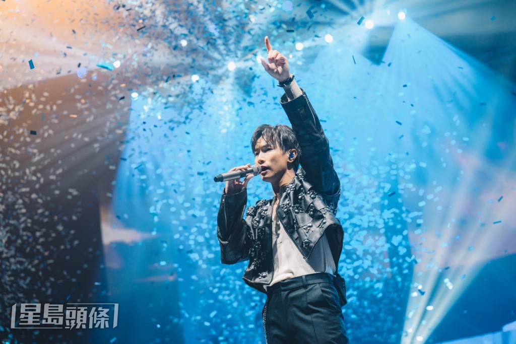 陳柏宇演繹《你瞞我瞞》靚聲再現,假音均唱出水準。 陳柏宇演繹《你瞞我瞞》靚聲再現,假音均唱出水準。