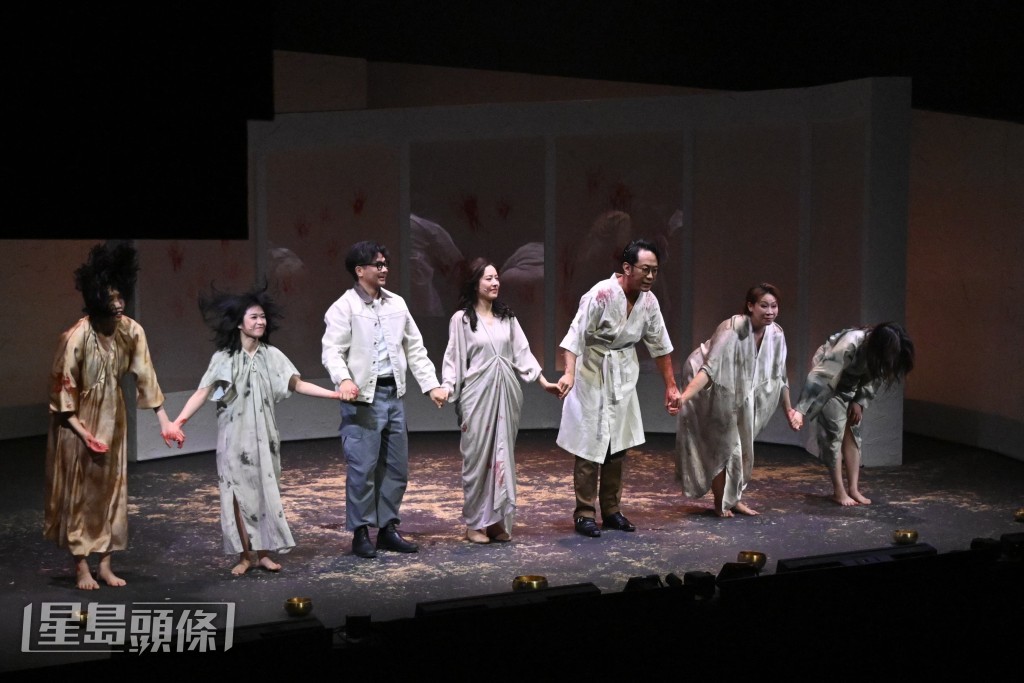 舞台劇完美結束後,導演甄詠蓓帶領一眾演員跟觀眾答謝。 舞台劇完美結束後,導演甄詠蓓帶領一眾演員跟觀眾答謝。