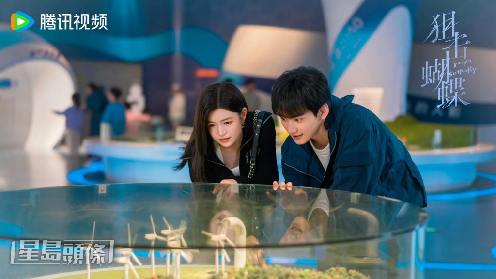 岑矜与李雾游玩。