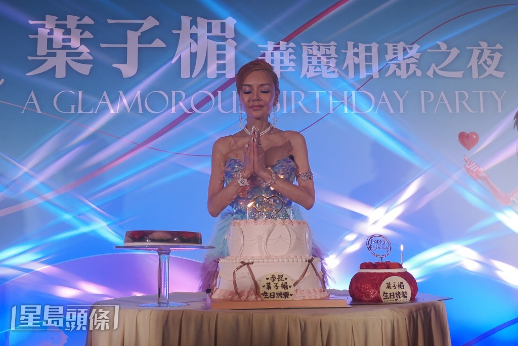 葉子楣準備咗好多套靚衫。