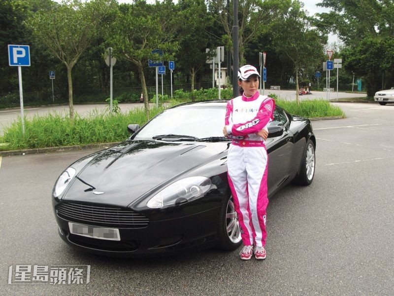 唐安麒不單才貎兼備,早年是氣場十足的賽車手。 唐安麒不單才貎兼備,早年是氣場十足的賽車手。