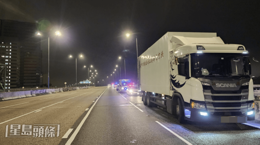 凌晨近2時，一輛載客的士沿東區走廊東行二線行駛，至北角消防局對開時，懷疑遭一輛運載蔬菜水果的重型貨車切線碰撞。黎志偉攝
