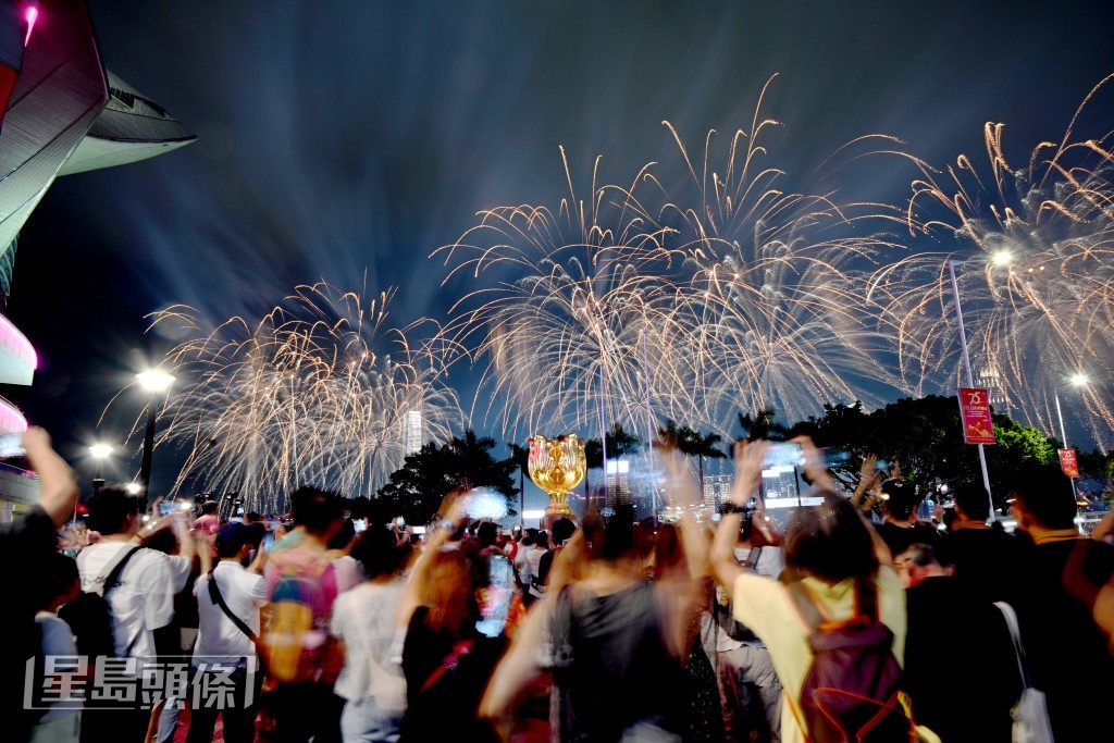 在湾仔金紫荆广场观赏烟花的市民欢呼喝采。苏正谦摄