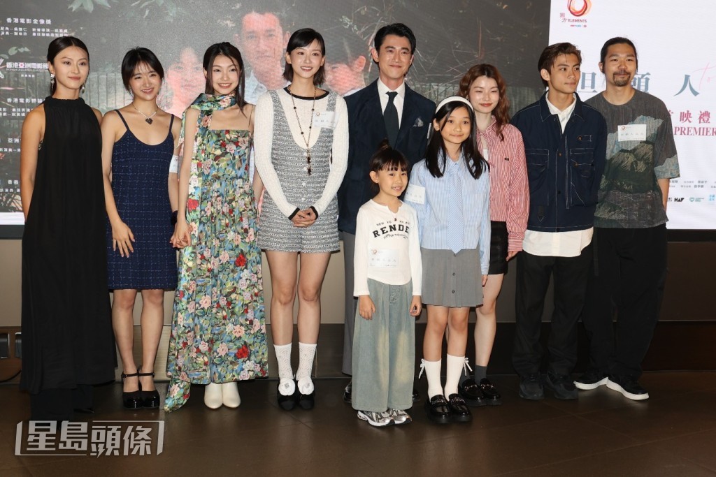 電影《但願人長久》昨晚(9日)舉行首映禮,主演的吳慷仁帶同片中不同時期出現的六位女兒一起出席。 電影《但願人長久》昨晚(9日)舉行首映禮,主演的吳慷仁帶同片中不同時期出現的六位女兒一起出席。