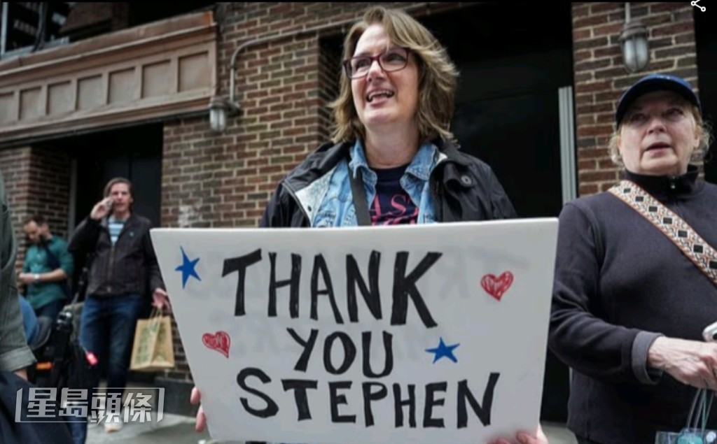 粉絲拿着橫額在Ed Sullivan劇院門外力撐Stephen Colbert。（路透社）