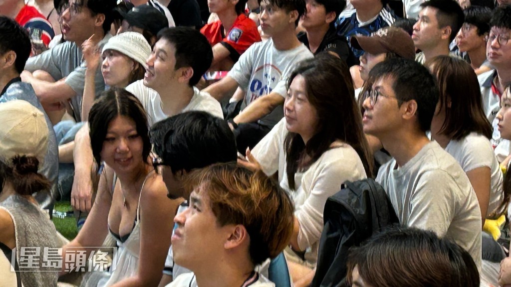 世界盃八強賽事今日(12日)凌晨起上演兩場淘汰賽,香港不少球迷熬夜觀戰。蔡楚輝攝 世界盃八強賽事今日(12日)凌晨起上演兩場淘汰賽,香港不少球迷熬夜觀戰。蔡楚輝攝