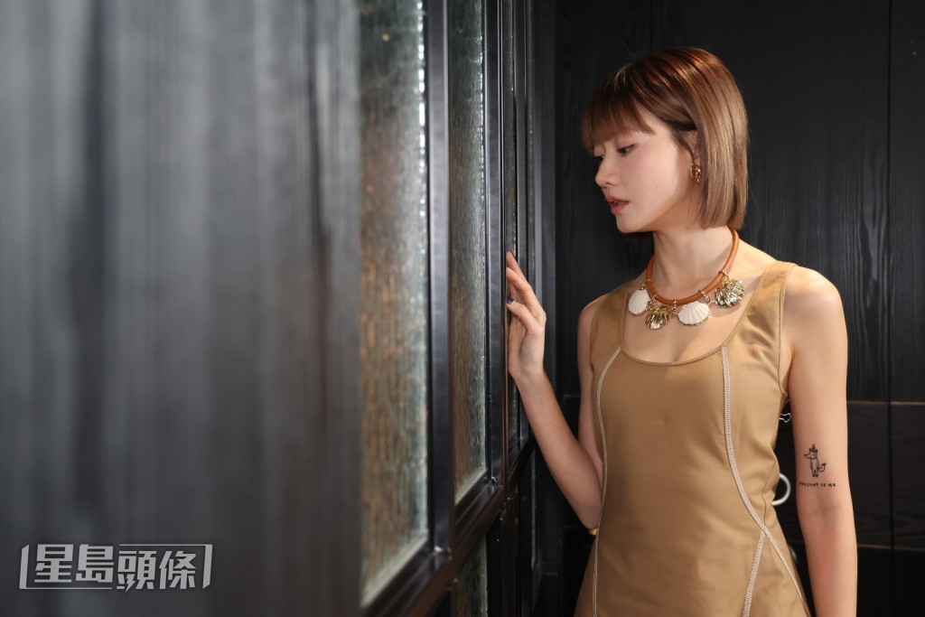 廖子妤可以單手抱BB,另一隻手做其他事。 廖子妤可以單手抱BB,另一隻手做其他事。