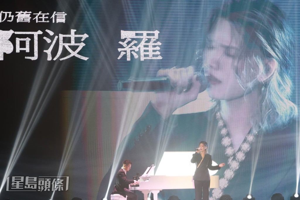 Jeremy唱出《阿波羅》。 Jeremy唱出《阿波羅》。