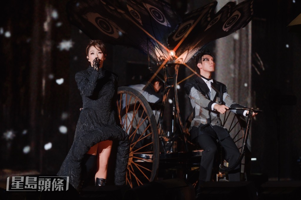 今次為林憶蓮出道四十周年的里程碑,是一場以「時空交錯」為主軸的視聽盛宴。 今次為林憶蓮出道四十周年的里程碑,是一場以「時空交錯」為主軸的視聽盛宴。