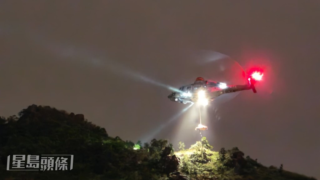 直升機將傷者救起,再送往醫院搶救。黃文威攝 直升機將傷者救起,再送往醫院搶救。黃文威攝