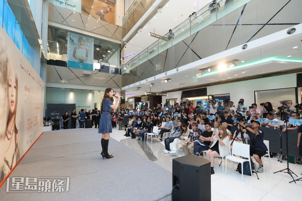 活動尾聲,Windy即場演唱一歌曲《沒有你的新學期》。 活動尾聲,Windy即場演唱一歌曲《沒有你的新學期》。