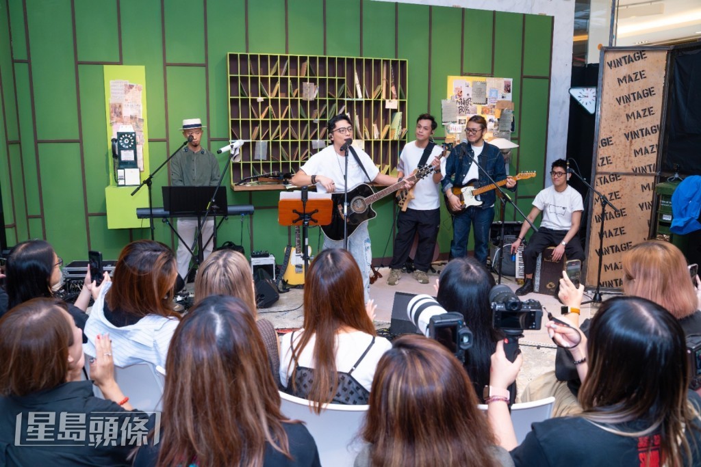 音樂會期間，樂手們模仿最近熱爆網上的短片，無縫樂器solo表演。