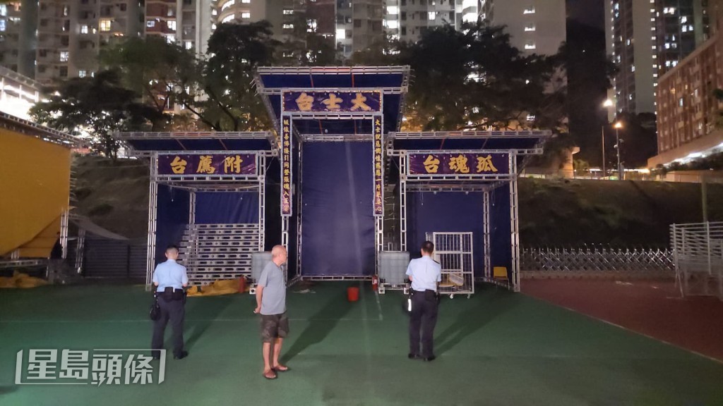 警員接報到場調查。黎志偉攝 警員接報到場調查。黎志偉攝