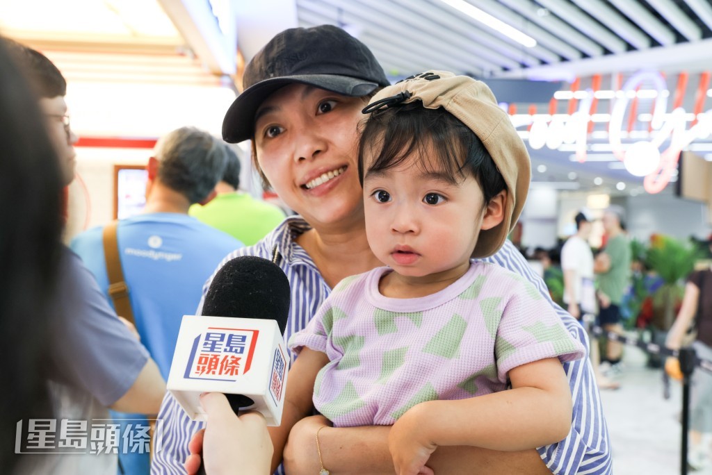 劉太表示,她原本不清楚國慶有優惠,本來看到餐廳前的長龍便打算離開,但得知七折優惠後覺得頗為吸引,於是留下來排隊。 劉太表示,她原本不清楚國慶有優惠,本來看到餐廳前的長龍便打算離開,但得知七折優惠後覺得頗為吸引,於是留下來排隊。