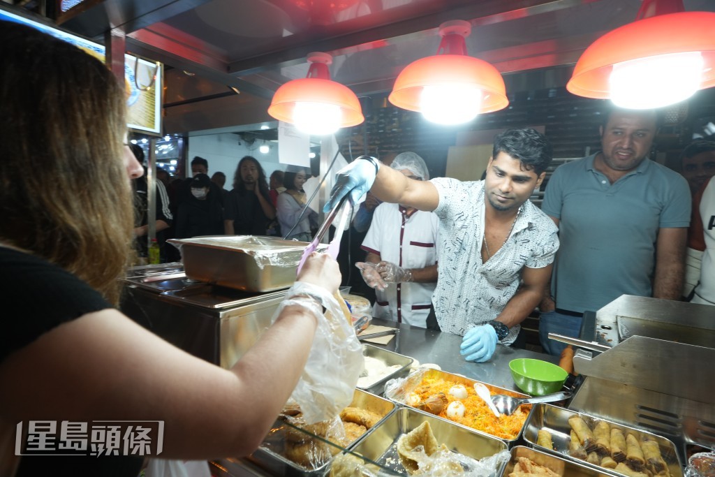 夜市設有22個特色美食攤位及近10個懷舊小食流動攤檔。劉駿軒攝 夜市設有22個特色美食攤位及近10個懷舊小食流動攤檔。劉駿軒攝
