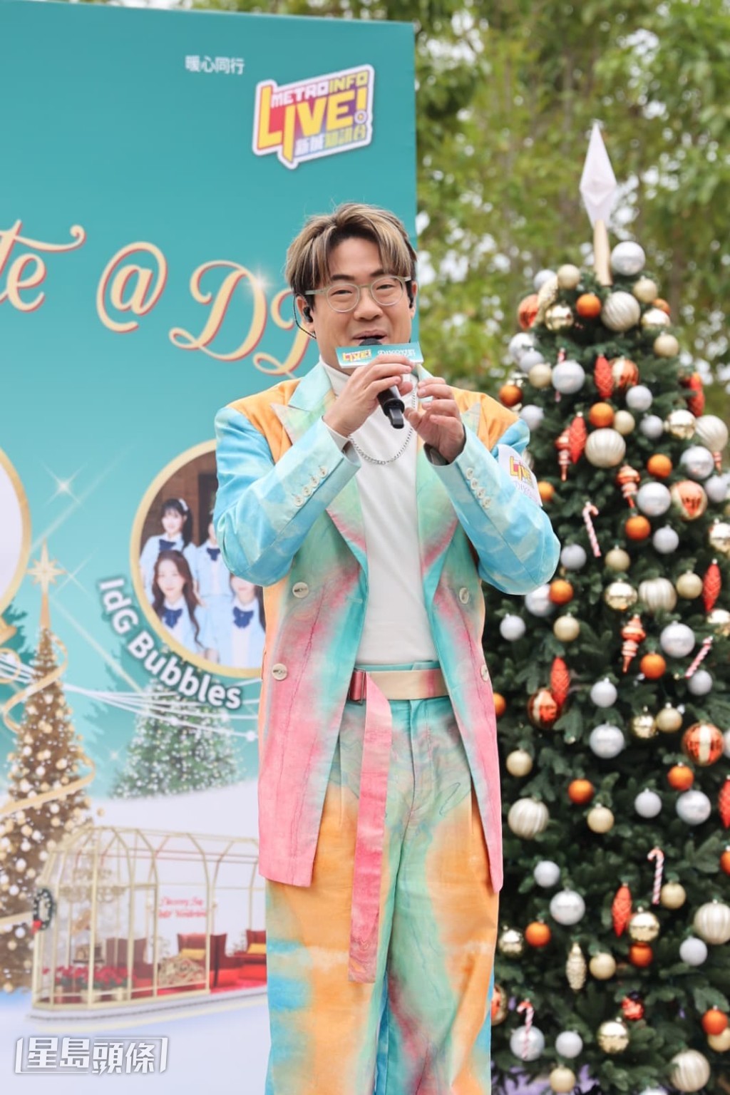 羅啟豪現場演唱。 羅啟豪現場演唱。