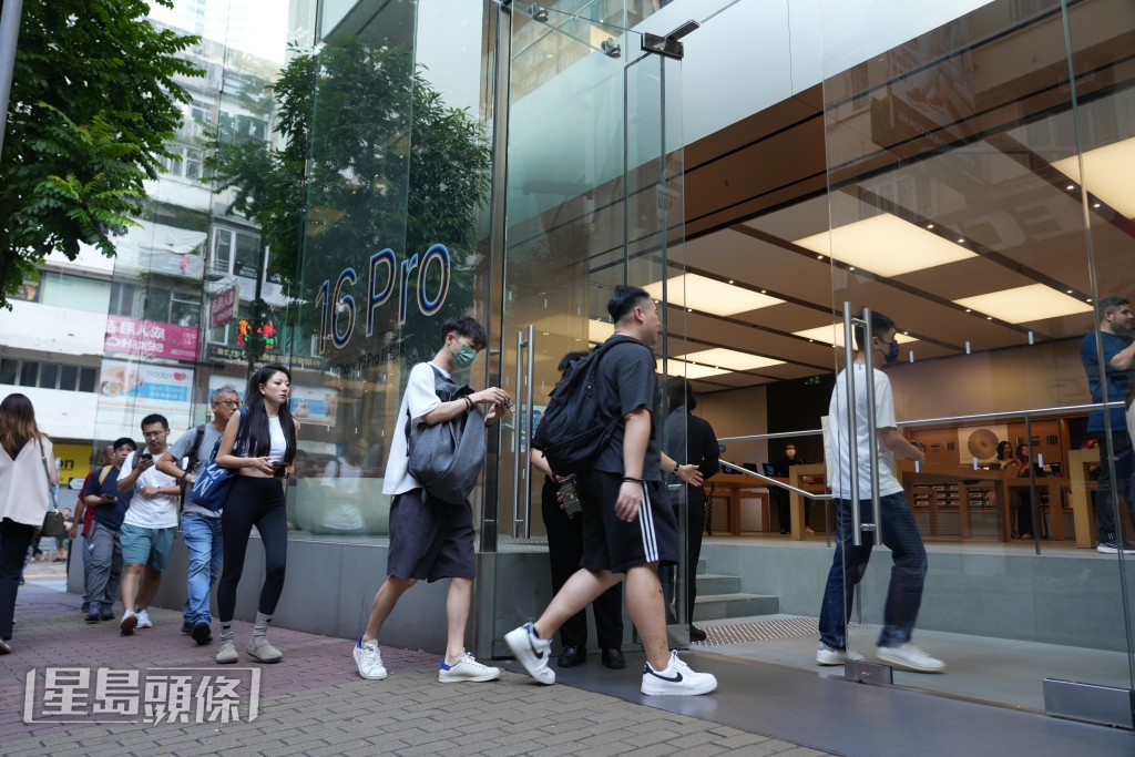  iPhone 16系列閞卖，大批巿民在专问店门外排队。欧乐年摄