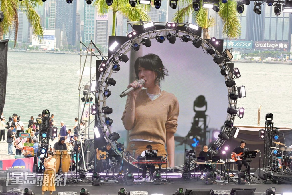 泳兒表演完畢後感到很盡興，因為她很喜歡唱Live。