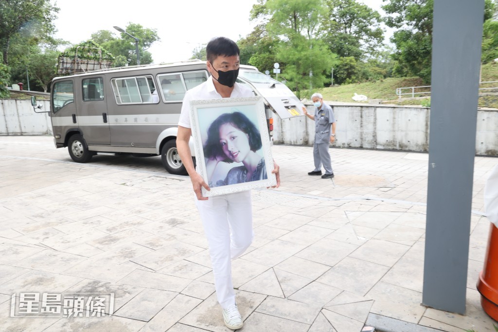 艾威上月為愛妻辦告別儀式 ，之後捧着其遺照抵達火葬場。