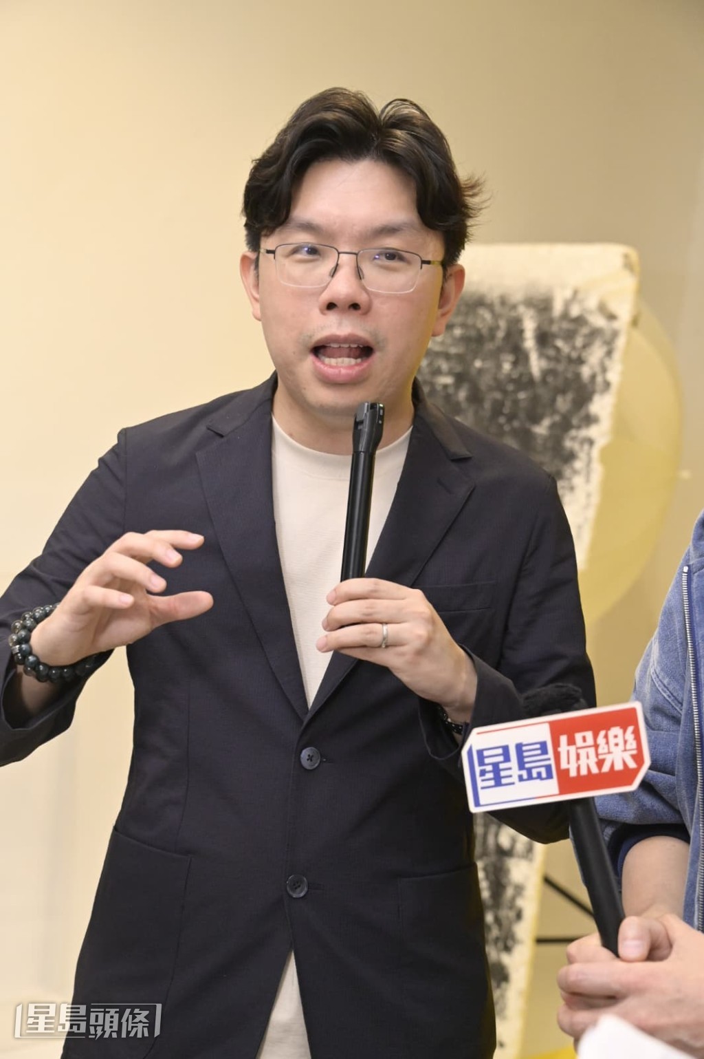 沈慧林昨日(1日)回歸大日子上獲頒授太平紳士,表示當日與家人慶祝之餘,亦到地區進行義工活動。 沈慧林昨日(1日)回歸大日子上獲頒授太平紳士,表示當日與家人慶祝之餘,亦到地區進行義工活動。
