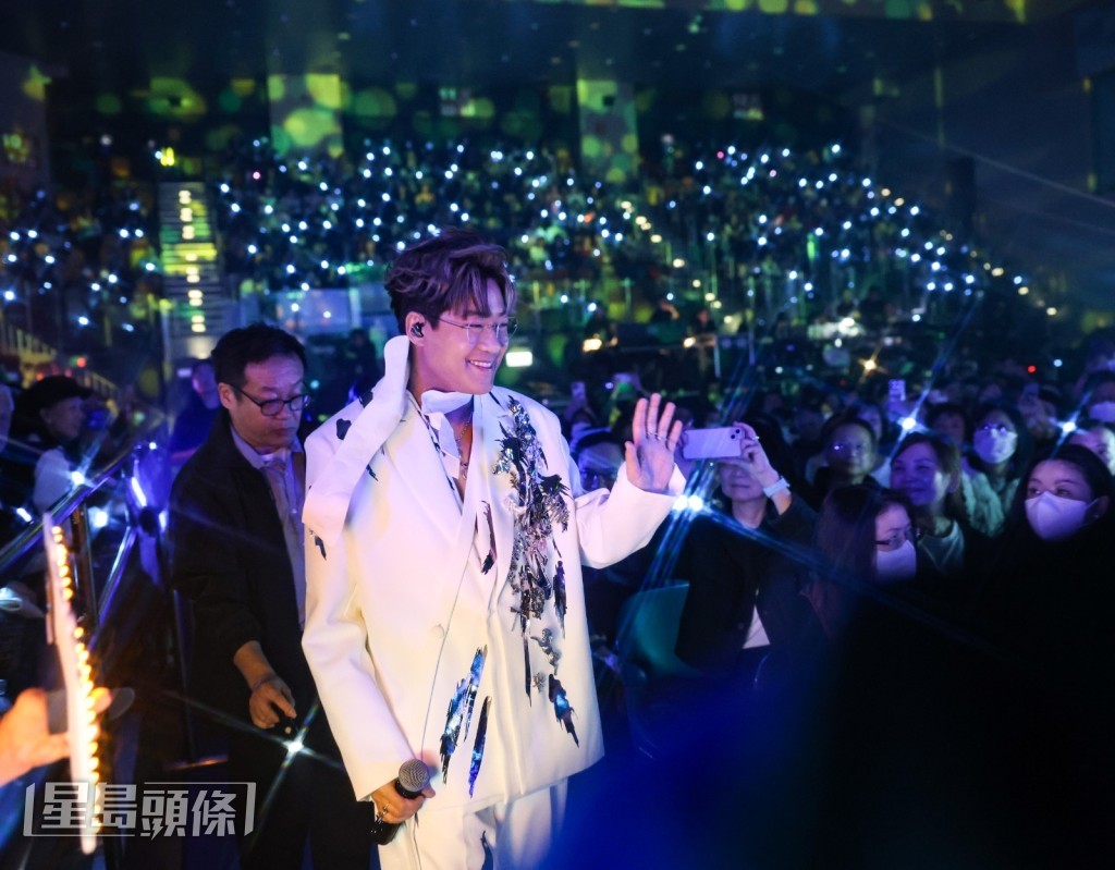 啟豪將舞台延伸到觀眾席，出場時惹起全場騷動。