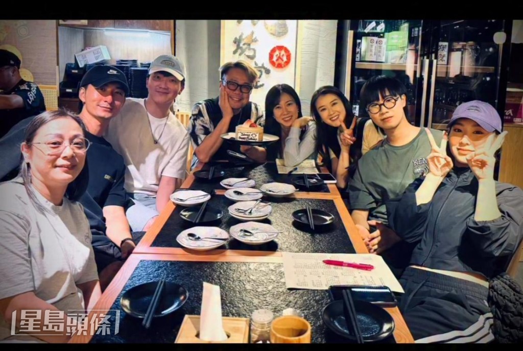 早前聲夢學員再聚,與節目音樂總監嚴勵行(Johnny Yim)食生日飯。 早前聲夢學員再聚,與節目音樂總監嚴勵行(Johnny Yim)食生日飯。