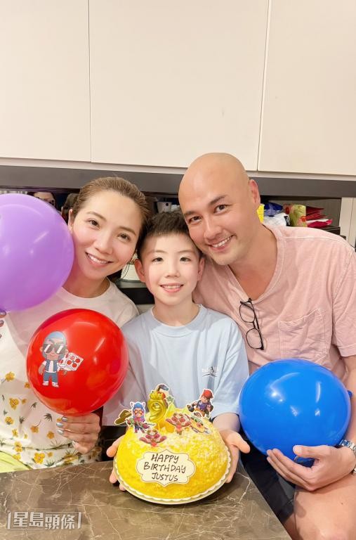 車婉婉一家三口非常溫馨。 車婉婉一家三口非常溫馨。