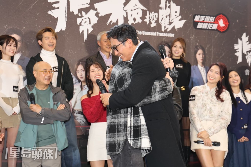 吳偉豪對於戲中攬完游嘉欣，在現場又攬馬德鐘，他笑言兩人同樣好攬。