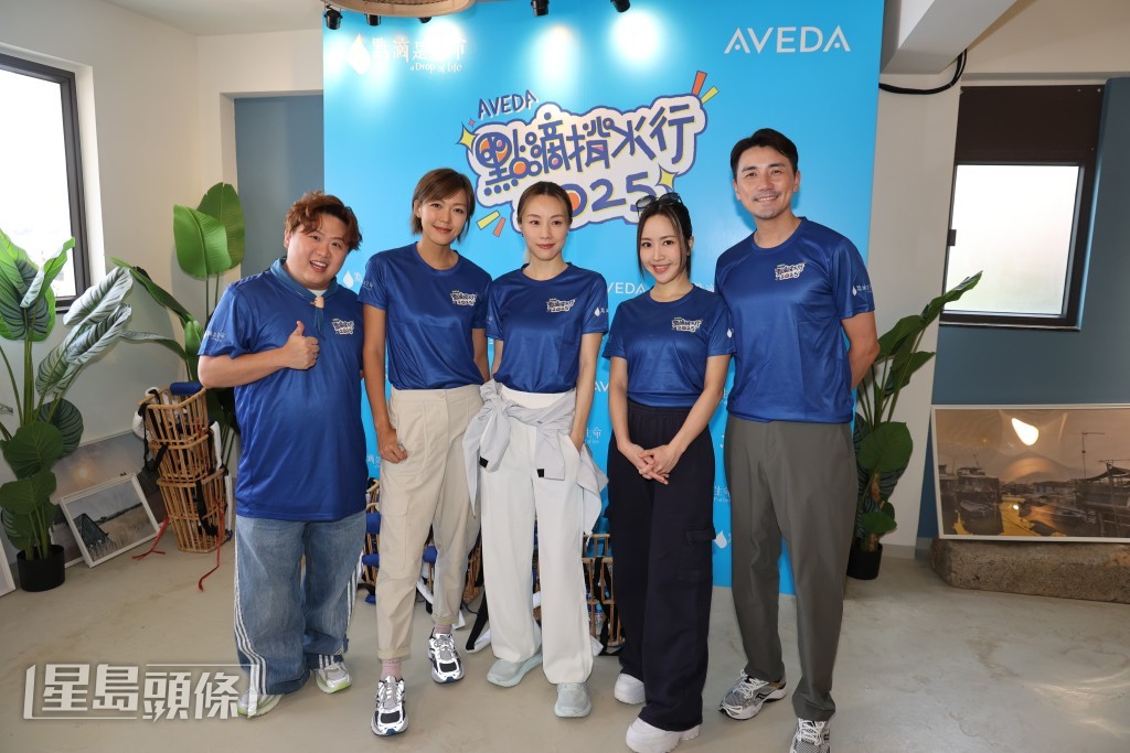 (左起)ERROR成員肥仔、梁諾妍、鄧麗欣、Kiri T與洪永城出席「點滴揹水行2025」起步禮 。 (左起)ERROR成員肥仔、梁諾妍、鄧麗欣、Kiri T與洪永城出席「點滴揹水行2025」起步禮 。