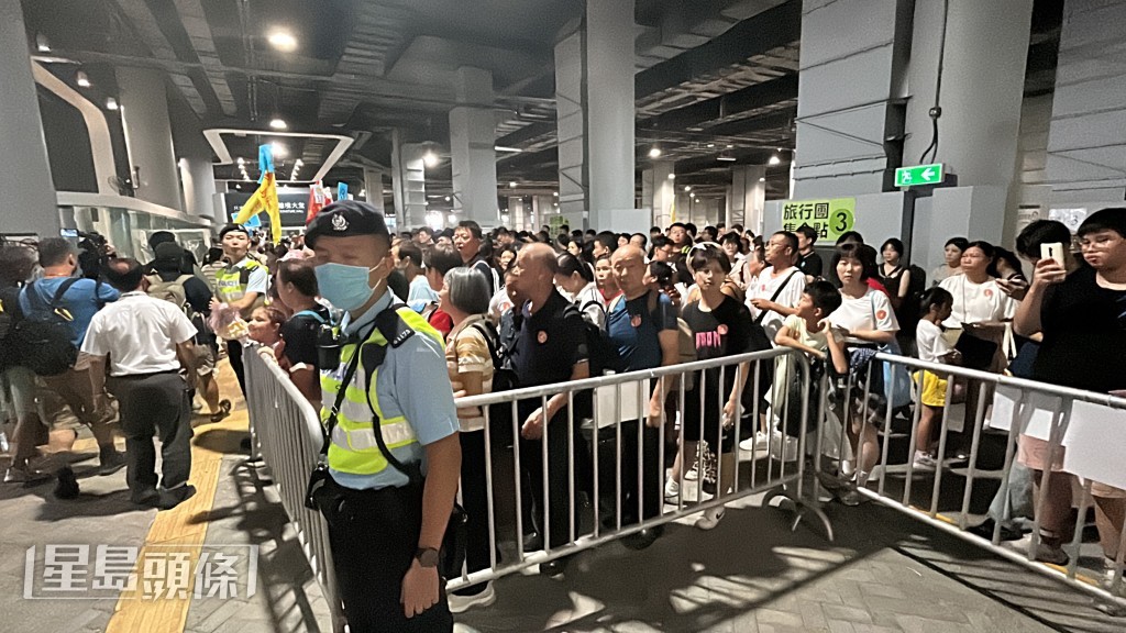 警方致力維持口岸秩序。林思明攝 警方致力維持口岸秩序。林思明攝