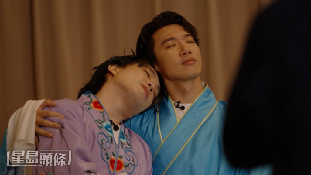 二人演得非常投入。 二人演得非常投入。