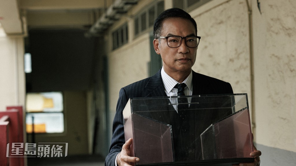 任達華戲中飾演慈善機構財務總監。 任達華戲中飾演慈善機構財務總監。