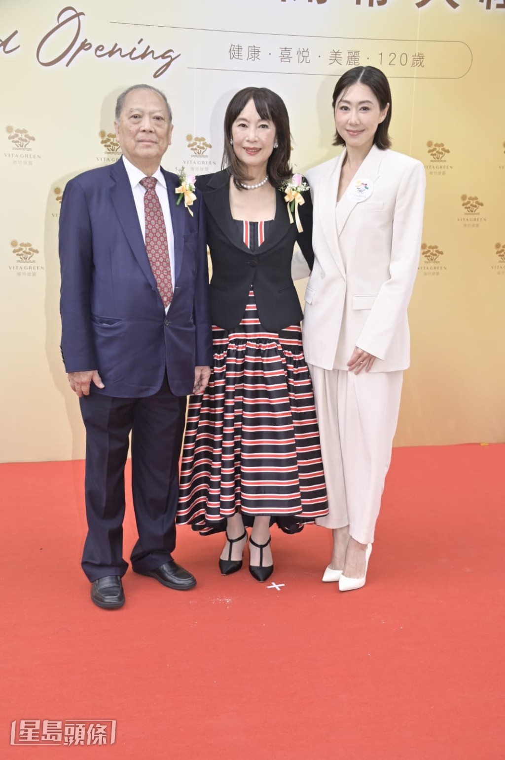 胡定欣同陳美齡家姐陳曦齡(中)合照。 胡定欣同陳美齡家姐陳曦齡(中)合照。