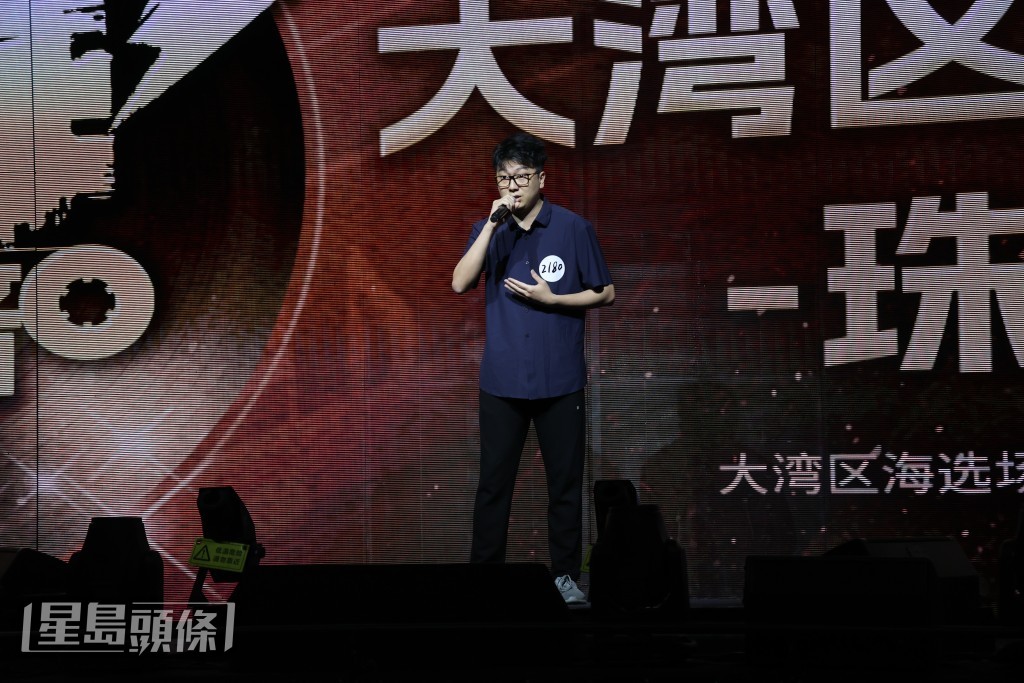 来自东莞，曾任职银行的参赛者，被周国丰赞唱功有番咁上下！