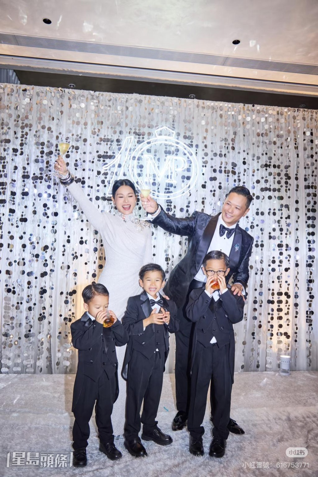 李乘德與三名兒子則均以西裝上陣,相當有型。 李乘德與三名兒子則均以西裝上陣,相當有型。