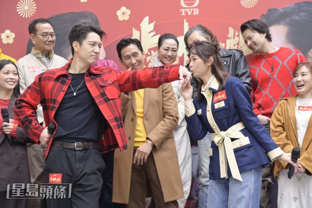 吴伟豪将奶油喷在手背上让游嘉欣啜走。