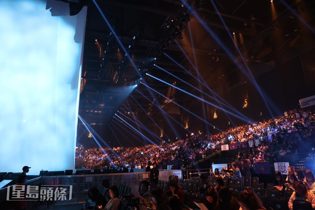 場內觀眾等待開騷! 場內觀眾等待開騷!