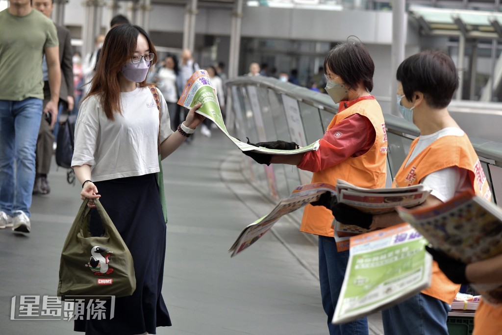 市民踴躍取閱。禇樂琪攝