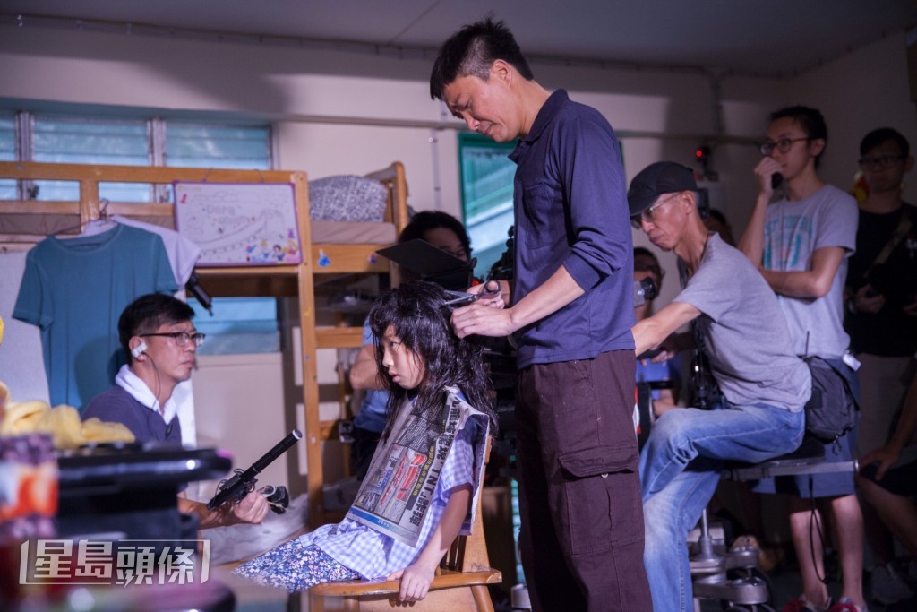 鄭中基親手把盈盈頭髮剪短。 鄭中基親手把盈盈頭髮剪短。
