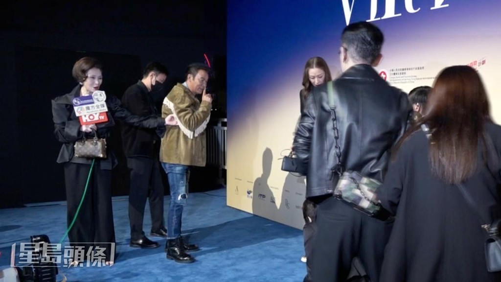 身旁正在做訪問的夏汶夕則嚇了一跳。