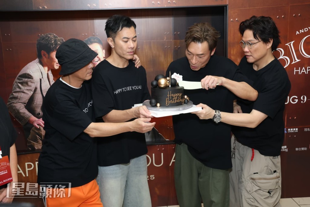 4子開心切蛋糕。 4子開心切蛋糕。