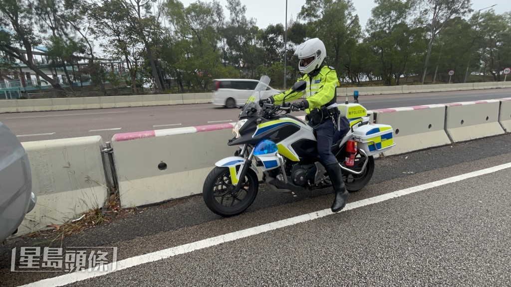 被撞跌的鐵馬由另一交警揸走。楊偉亨攝 被撞跌的鐵馬由另一交警揸走。楊偉亨攝