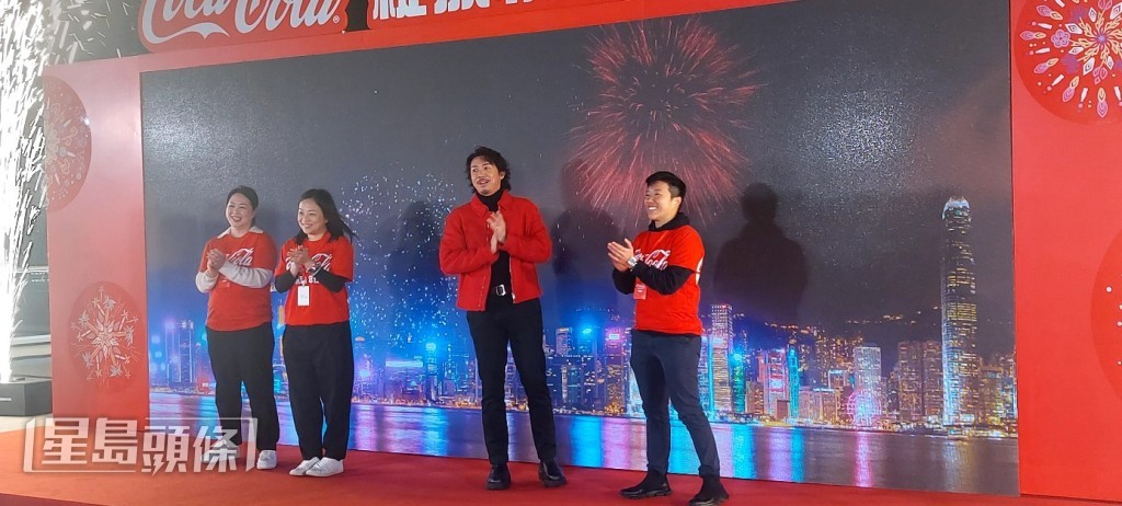 张继聪知方力申喜欢小朋友,希望他快啲加入他们的“爸爸会”。 张继聪知方力申喜欢小朋友,希望他快啲加入他们的“爸爸会”。