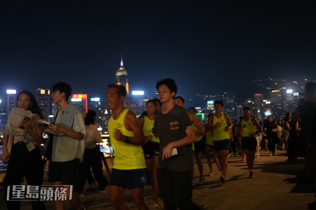 星光大道晚上游人增多。吴艳玲摄